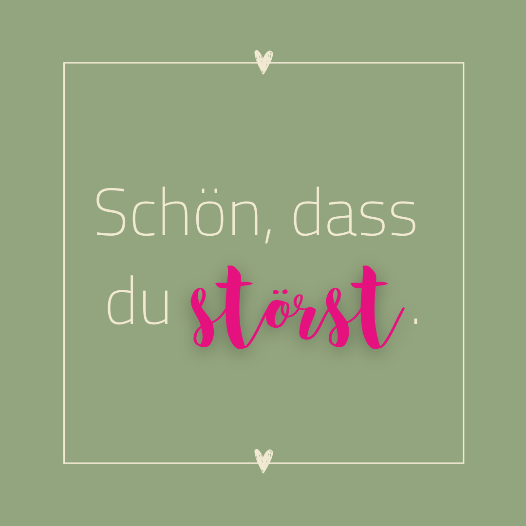 Text: Schön, dass du störst. In einem quadratischen Rahmen, auf grünem Grund. Mit 2 Herzen im Rahmen.