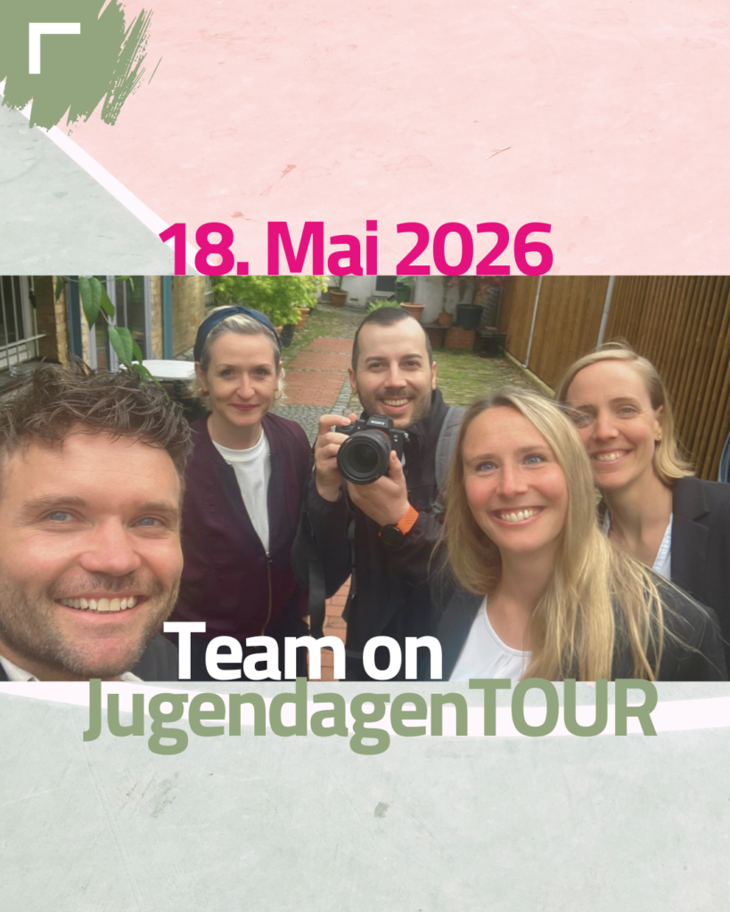 Text: 18. Mai 2026, darunter "Team on JugendagenTOUR". In der Mitte ein Foto von 5 Personen, das Team der Jugendagentur.
