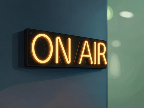 Leuchtendes „ON AIR“-Schild an einer Studiowand.