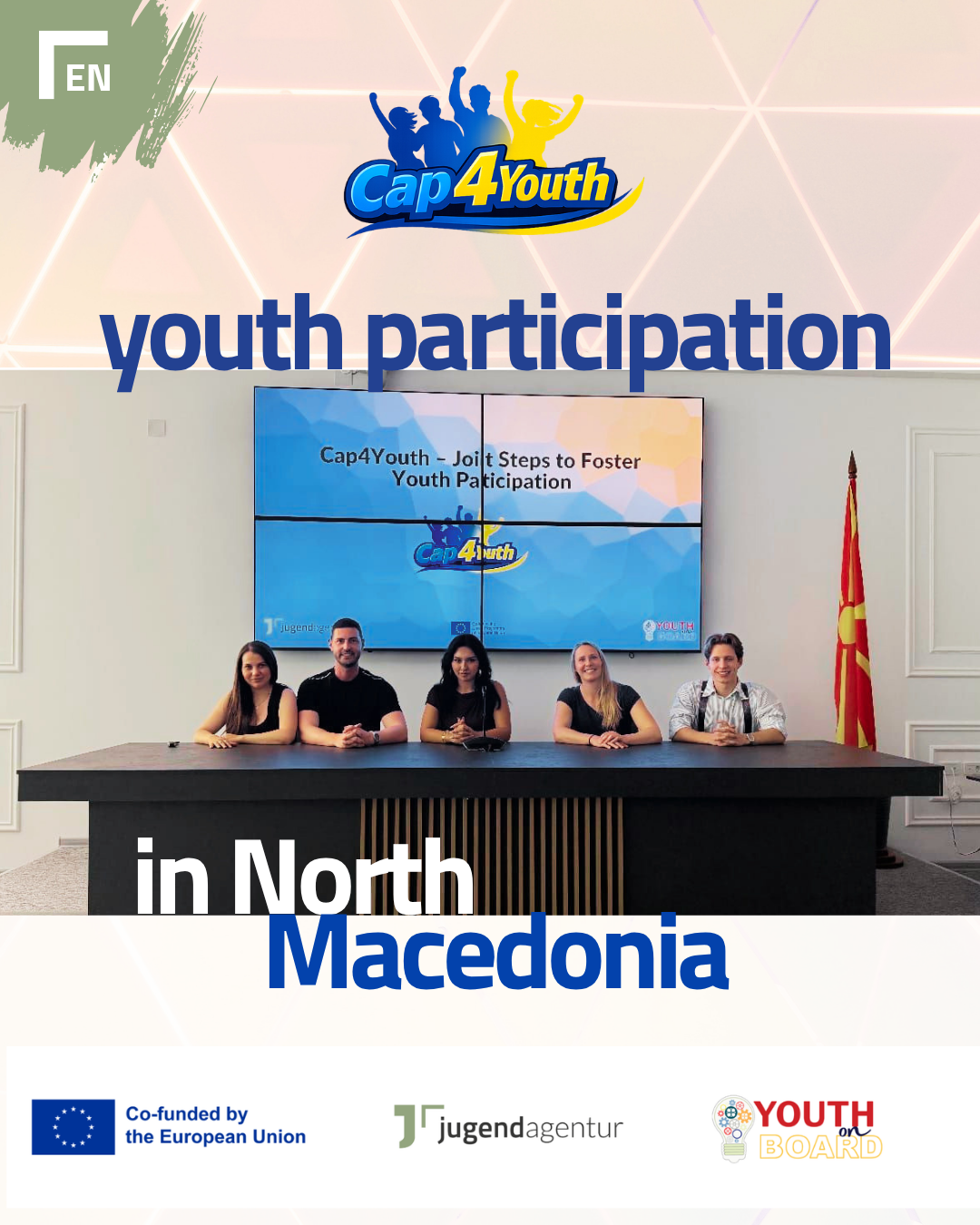 Text: youth participation in North Macedonia Foto: 5 Personen sitzen an einem großen Schreibtisch, rechts daneben die nordmazedonische Flagge, im Hintergrund ein Bildschirm mit dem Projektlogo von Cap4Youth