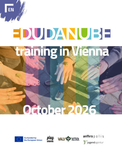 Text: eduDanube, Training in Vienna, October 2026 Im Hintergrund ein Foto mit Händen, auf den kleine Spiel-Schildkröten aus Plastik sitzen. Unten ist die Logoleiste des Projekts: Erasmus+, Logos der Organisationen Jugendagentur, Waldritter, Anthropolis und Play:Vienna